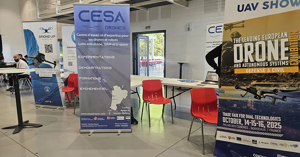  Roll-up et stands des exposants du salon Drone Connect 2025, événement dédié aux applications professionnelles du drone en France