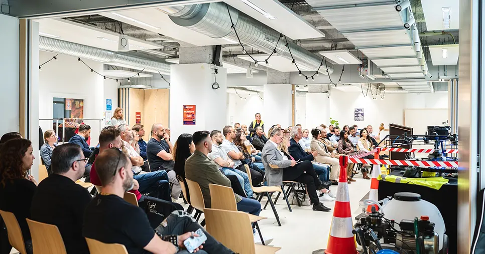 Vue de la salle comble à Strasbourg lors de la soirée de lancement du service de nettoyage en hauteur par drone de Kartal Propreté, en présence des institutions, entreprises et partenaires du territoire