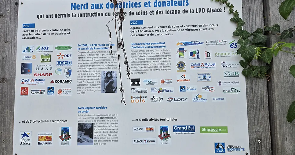 Panneau “Merci aux donateurs et donatrices” au refuge LPO Alsace, soutenu par Kartal Propreté, entreprise de nettoyage écologique à Strasbourg.