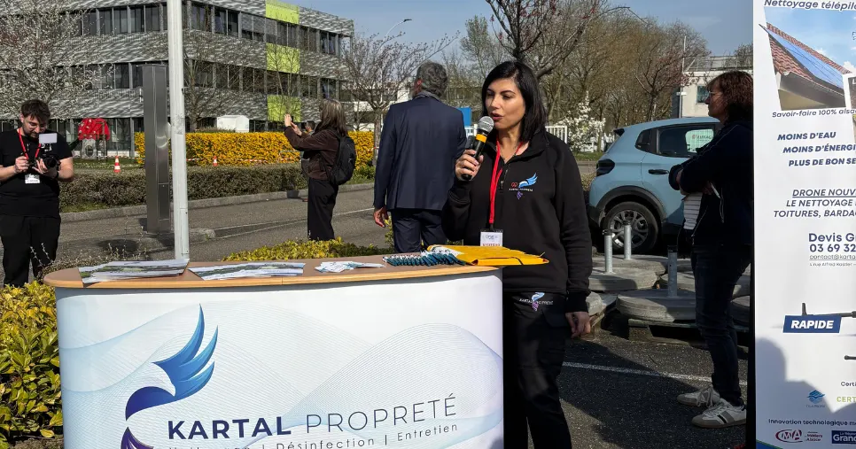 Présentation d’une démonstration de nettoyage par drone lors d’un événement professionnel