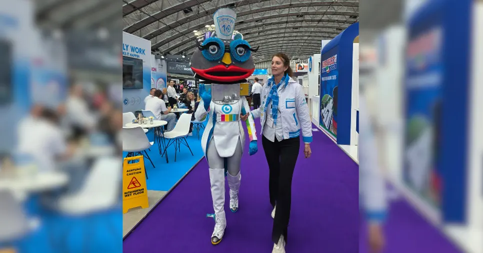 Mascotte robotisée du salon Interclean Amsterdam 2026 illustrant l’innovation dans le secteur du nettoyage professionnel