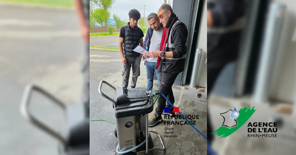 Agents de Kartal Propreté en formation à l’utilisation d’un osmoseur à Strasbourg