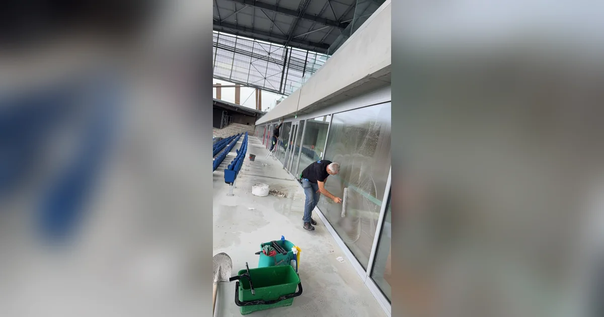 Agent Kartal Proprete nettoyant les vitrages d'une loge du Stade de la Meinau
