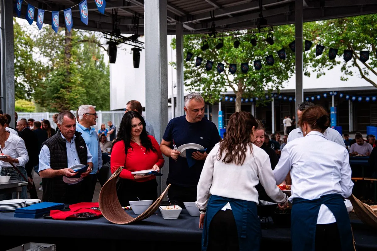Repas de fin de chantier du Stade de la Meinau, les tablees des entreprises partenaires