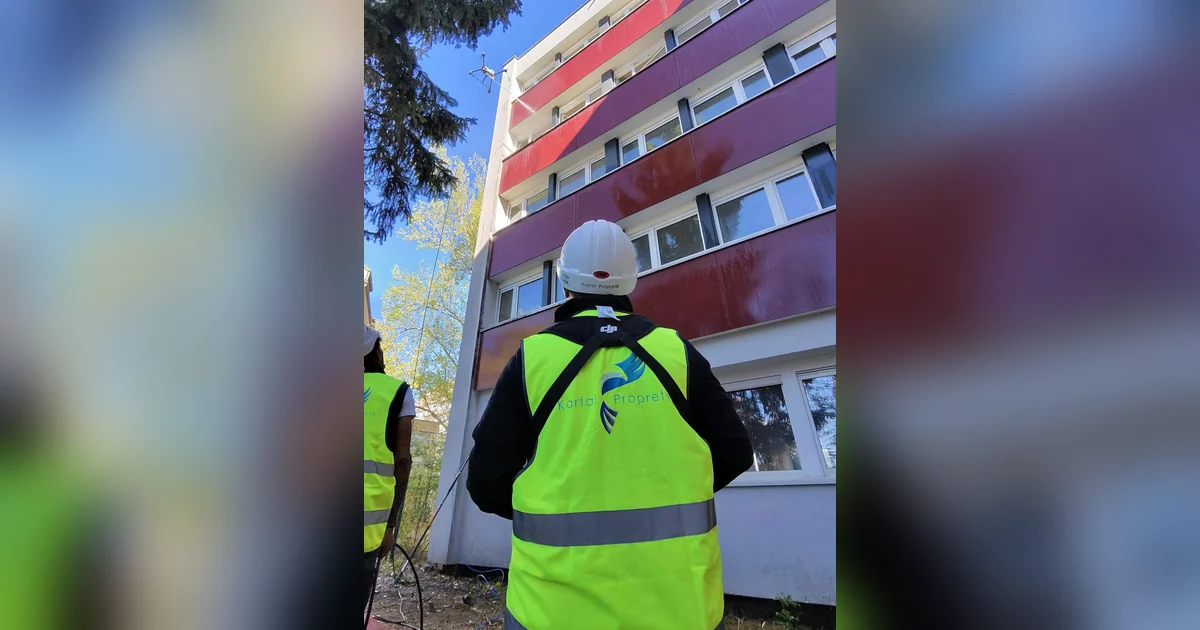 Bardage en cours de nettoyage par drone sur un batiment de Colmar