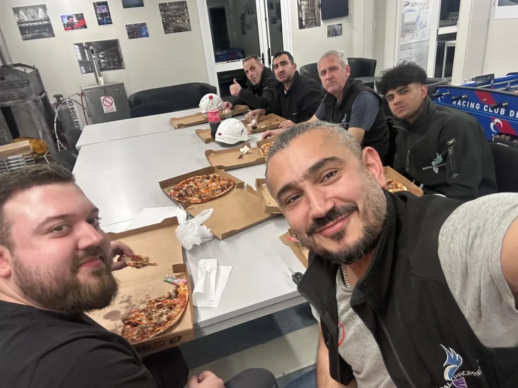 Equipe Kartal Proprete en pause pendant une intervention de nuit au Stade de la Meinau