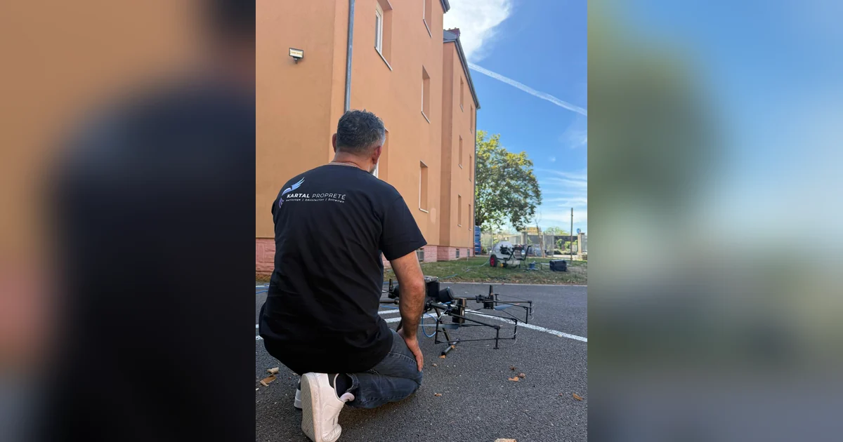 Preparation du drone au sol avant un nettoyage de facade a Volgelsheim