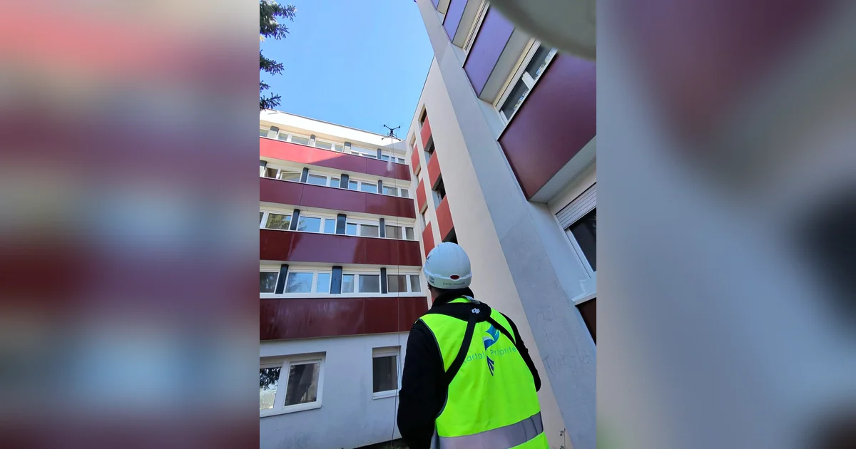 Telepilote Kartal Proprete pendant un vol de nettoyage de facade a Colmar